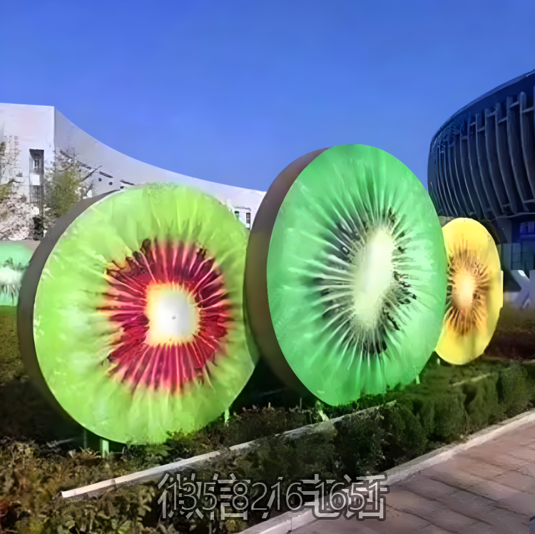 切開的仿真獼猴桃雕塑