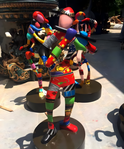 玻璃鋼彩繪吹笛子的抽象人物雕塑