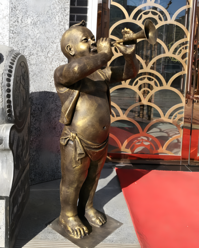 酒店門口景觀玻璃鋼仿銅吹嗩吶的兒童雕塑
