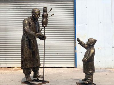 城市畫(huà)院廣場(chǎng)擺放玻璃鋼仿銅民俗賣(mài)糖葫蘆的人物情景雕塑