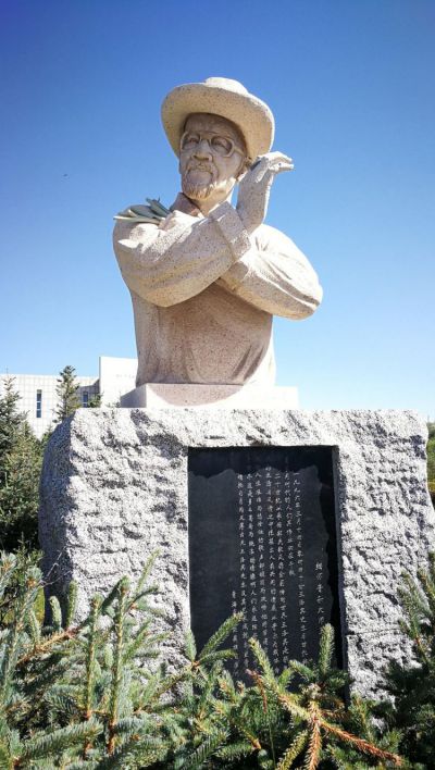 西部歌王王洛賓石雕半身像