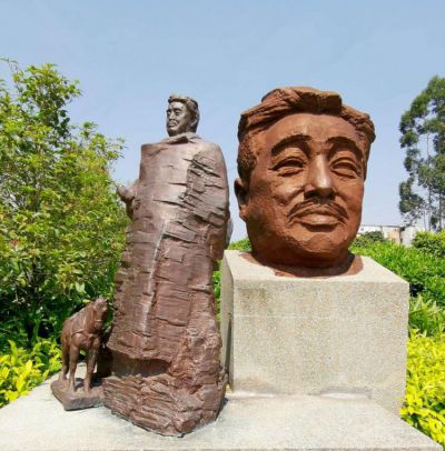 景區園林景觀玻璃鋼仿銅名人賀龍雕塑