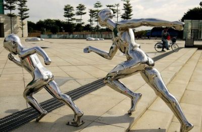 廣場落地擺件不銹鋼鏡面抽象運動跑步人物雕塑