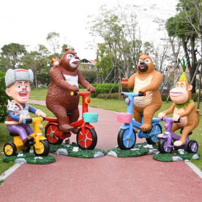 景區廣場騎自行車的熊出沒卡通人物玻璃鋼雕塑