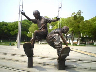 城市廣場景觀玻璃鋼仿銅景觀玩滑板的人物雕塑