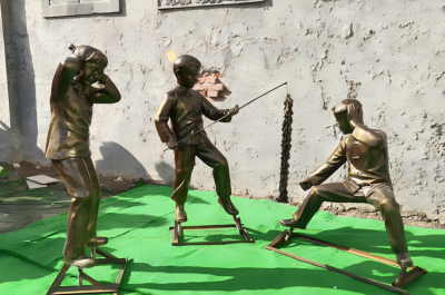 園林戶外景觀玻璃鋼仿銅創意放鞭炮的人物雕塑