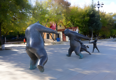 創(chuàng)意玻璃鋼抽象定制熊大熊二一起玩老鷹抓小雞的雕塑