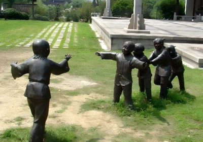 童趣擺件戶外草地銅雕景觀人物老鷹抓小雞雕塑