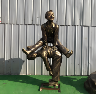 景點古鎮創意玻璃鋼仿銅跳山羊的兒童雕塑擺件