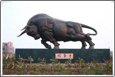 景區(qū)工廠(chǎng)景觀(guān)大型景觀(guān)動(dòng)物擺件玻璃鋼仿銅定制奮進(jìn)牛雕塑