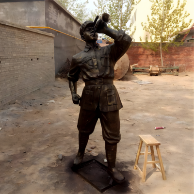吹號的玻璃鋼仿銅八路軍戰士雕塑