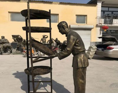 晾曬茶葉的人物仿銅雕塑