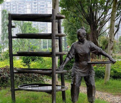 戶外曬青的制茶人物雕塑