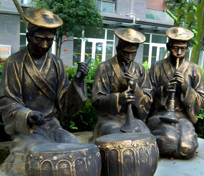 演奏樂器的少數民族人物銅雕