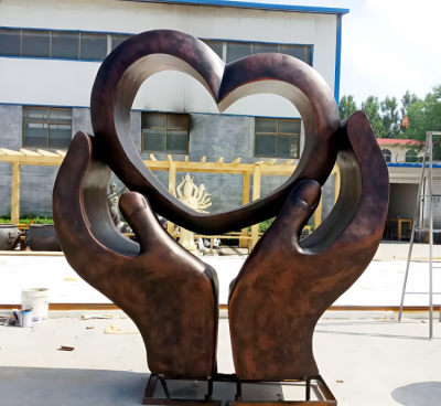 手捧愛心的鍛銅銅雕