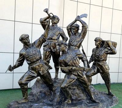 玻璃鋼仿銅沖鋒八路軍戰士雕塑