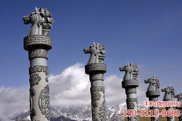 固始汗廣場內的馬頭景觀柱 固始汗廣場內的馬頭景觀柱