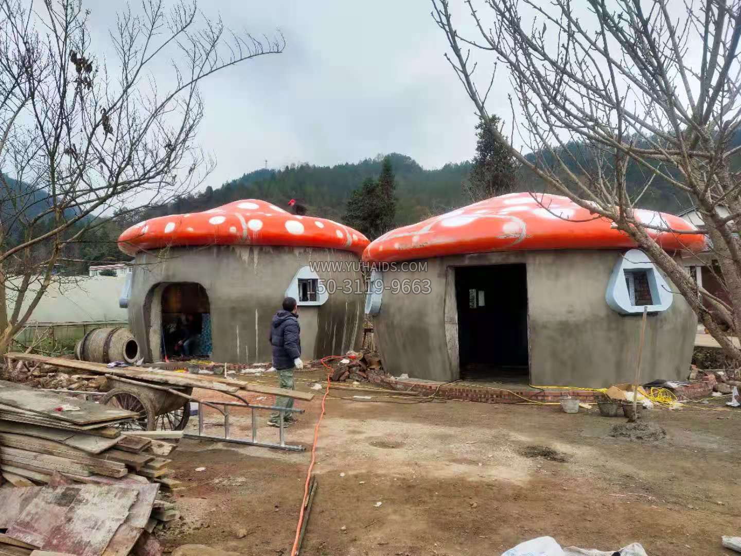 玻璃鋼仿真卡通蘑菇屋頂安裝效果 玻璃鋼仿真卡通蘑菇屋頂安裝效果