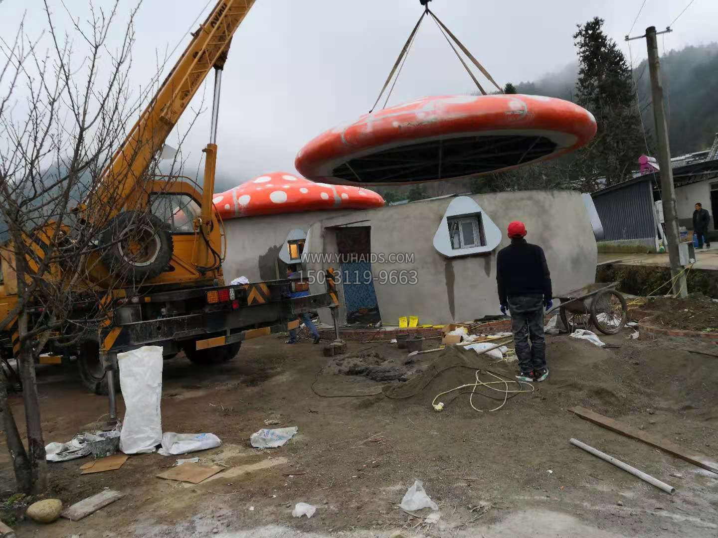 卡通蘑菇屋頂安裝中 卡通蘑菇屋頂安裝中
