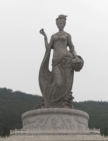 神女:總高51.9米,由1160塊花崗石構(gòu)成,自重1000多噸的茶山神女